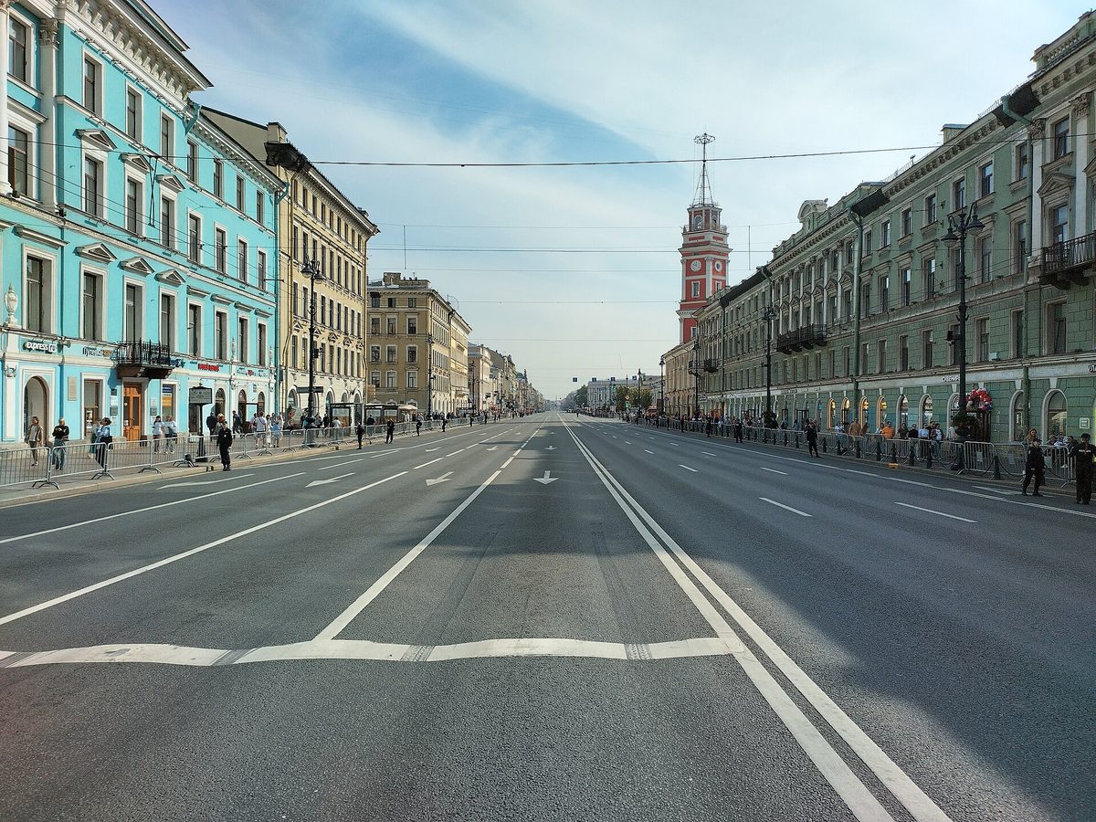 Невский проспект в Санкт-Петербурге: перспектива к башне Городской думы и шпилю Адмиралтейства